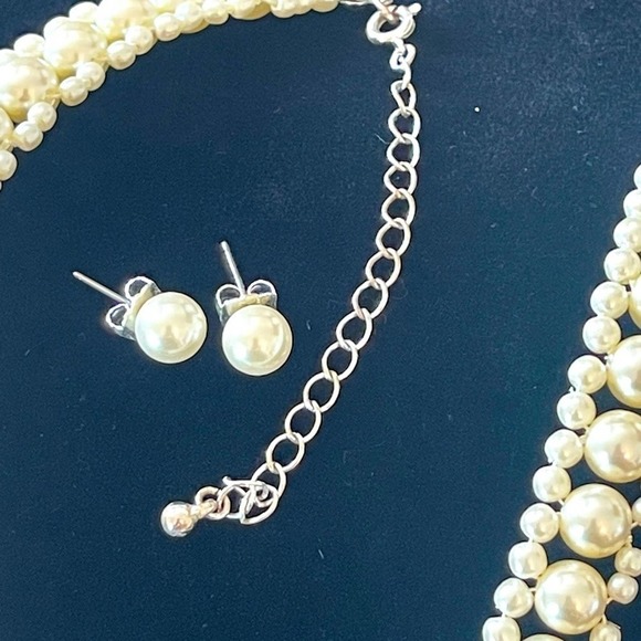 Faux Pearl Necklace set - Classy - Picture 2 of 3